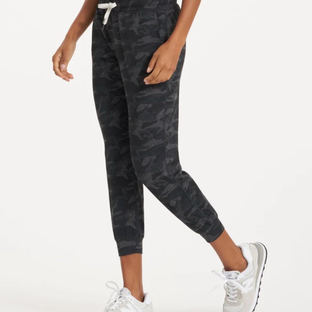 Vuori Performance Joggers in Black Camo